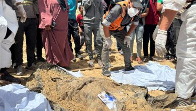 موقع بريطاني: هكذا تجاهل إعلام الغرب خبر المقابر الجماعية في غزة
