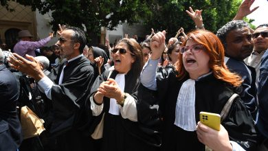غضب عارم بصفوف المحامين التونسيين بعد تعذيب زميلهم