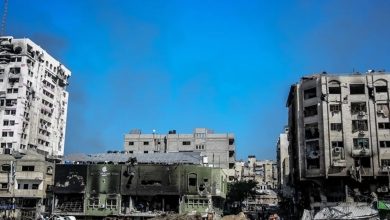 نيويوركر: أزمة القنابل غير المنفجرة ورفع الأنقاض في غزة