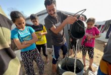 من أجل الماء.. نازحو غزة يحفرون الأرض بأيديهم