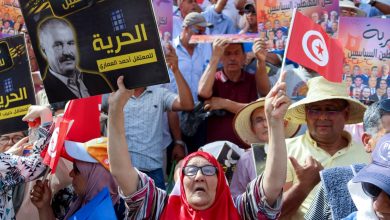 "نحن أحرار مؤقتا".. فايننشال تايمز: قمع غير مسبوق للمعارضين في تونس