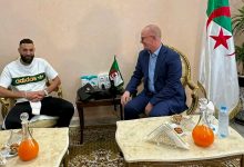 كريم بنزيمة يدعم الجزائر من المدرجات في تصفيات كأس العالم