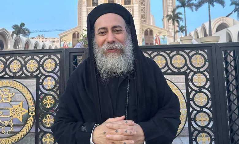 كنيسة مصرية تحاكم قسا بعد مشاركته في ذبح أضحية العيد