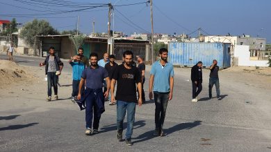 بعد الاعتقال والتنكيل.. عمال غزة يعانون سلب حقوقهم المادية