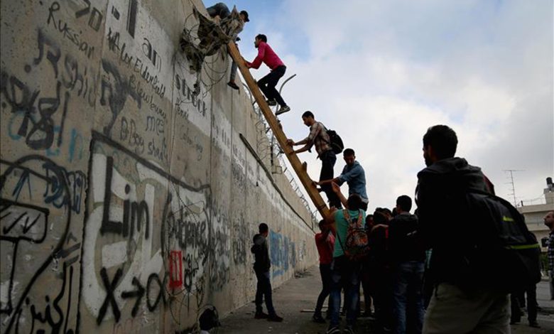 اجتياز الجدار الفاصل.. مغامرة وعواقب وخيمة للعمال الفلسطينيين